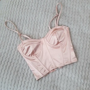 Tendig korset topp från H&M - Stlk 32, trendig bustier från HM som är slutsåld. Söt dragkedja där bak. Orginalpris 150. 100kr+frakt 💕