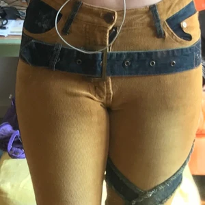 2000 byxor :)) - Säljer mina unika y2k byxor då dom tyvärr är för små. Framsidan av byxorna är gjorda i Manchester och baksidan är i jeans. Skulle säga att dom passar XS/S