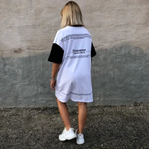 T-shirt klänning  - SÅ ball T-shirt klänning från zara! Använd fåtal gånger! 