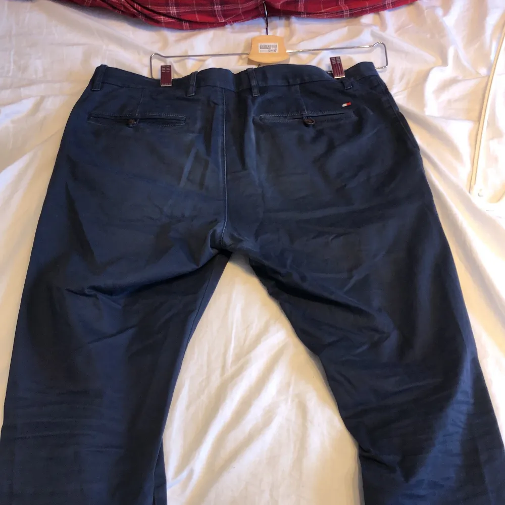 Snygga Tommy hilfiger chinos i marinblått condition är runt 8,5/10 använda 2 gånger nypris 1100. Jeans & Byxor.