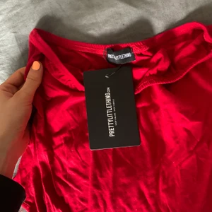 Röd body  - Röd oanvänd body från prittlelittlethings i storlek S! Prislapp kvar❤️