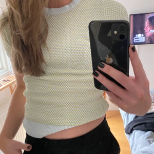 Zara topp / tshirt - Sjukt fin tshirt i ”virkat” material  Köparen står för frakten, kan mötas upp i Stockholm city 