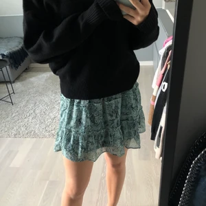 Mönstrad blå kjol - Säljer min helt oanvända kjol köpt från Nelly. Märket är Jaqueline de Yong & kjolen är blå med superfina mönster på. Passar perfekt till sommaren. Buda i kommentarerna