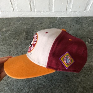 keps! - skitcool keps köpt secondhand!!✨ spänne där bak så passar nog alla😊