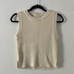 Beige väst - En beige väst från monki, orginalpris 250kr. Köparen står för frakten.