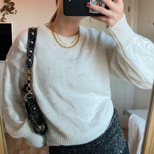 Vit prickig tröja - Vit stickad tröja med prickar på från NAKD. Tröjan är i storlek S och passar från XS till M. Köpt för ett tag sedan men kommer inte till användning. Snabb affär 200kr!!