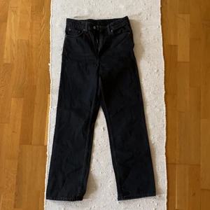 Weekday ROW jeans, strl: W28, L30 - Weekday ROW jeans använda fåtal gånger, Gråsvarta rak jeansmodell med fickor bak och fram. 