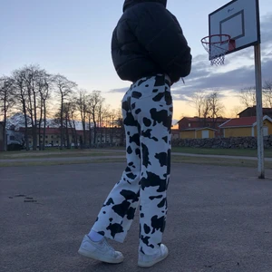 Cow pants - Säljer mina feta ko-mönstrade jeans, jag är 175 lång. Använda en gång bara för test och bild så dom är helt nya🖤 kände inte att dom passade mig✨ la ut dom för 400 först men sänker då jag ändå inte använder. ✨ Brukar typ ha 36-38 i jeans.