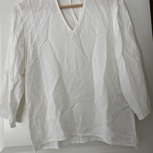Vit topp från Only - En vit topp från Only, använd ett fåtal gånger. Frakten är inte inkluderad i priset då jag inte vet helt 100 vad den blir. Köparen står för frakt.  Allt som säljs kommer från ett rent djur- och rökfritt hem.