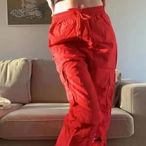 Fila trackpants - Röda fila byxor, vida kan dras åt därnere. Storlek 36. Knappt använda, fint skick.