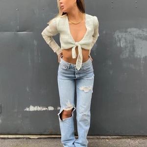 Söt sommartopp - En fin magtröja ish, köpt av Lisa på hennes bloppis Instagram. Den är jättefin i kvalliten då den är oanvänd av mig eftersom den va förliten . Storlek xs  Nypris 1200kr jag köpte den för 300kr. 