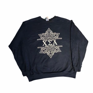 XZA - Vintage Sweatshirt - En sweatshirt från ett ”fest-house” i USA. Den har ett lite vinterinspirerat tema men funkar att ha på sig under vilken tid på året. Köpt från tjmaxx i USA. 