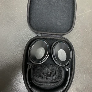 Hörlurar - Over ear hörlurar med noice cancelling! Använda en gång. Köpte för ca 850kr 