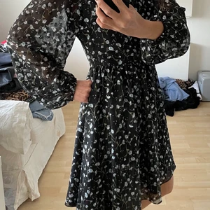 Daisy Grace klänning i stl S - Jättefin, knappt använd, klänning i storlek S av märket Daisy Grace säljes i Tyresö. Nypris 999:-.