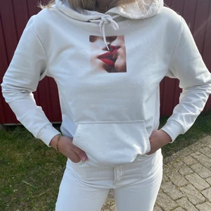Hoodie med tryck - Snygg hoodie med tryck från carlings. Köpte för länge sen men har tyvärr mest hängt i garderoben så väljer nu att sälja den då jag behöver mer plats💗