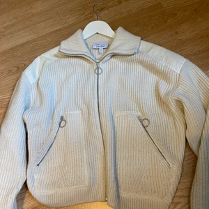 Vit kofta från other stories  - Populär vit kofta från other stories i ett tjockt stickat material så den kan även användas som jacka på sommaren. Säljer då den tyvärr har blivit för liten. Kolla gärna mina andra annonser också