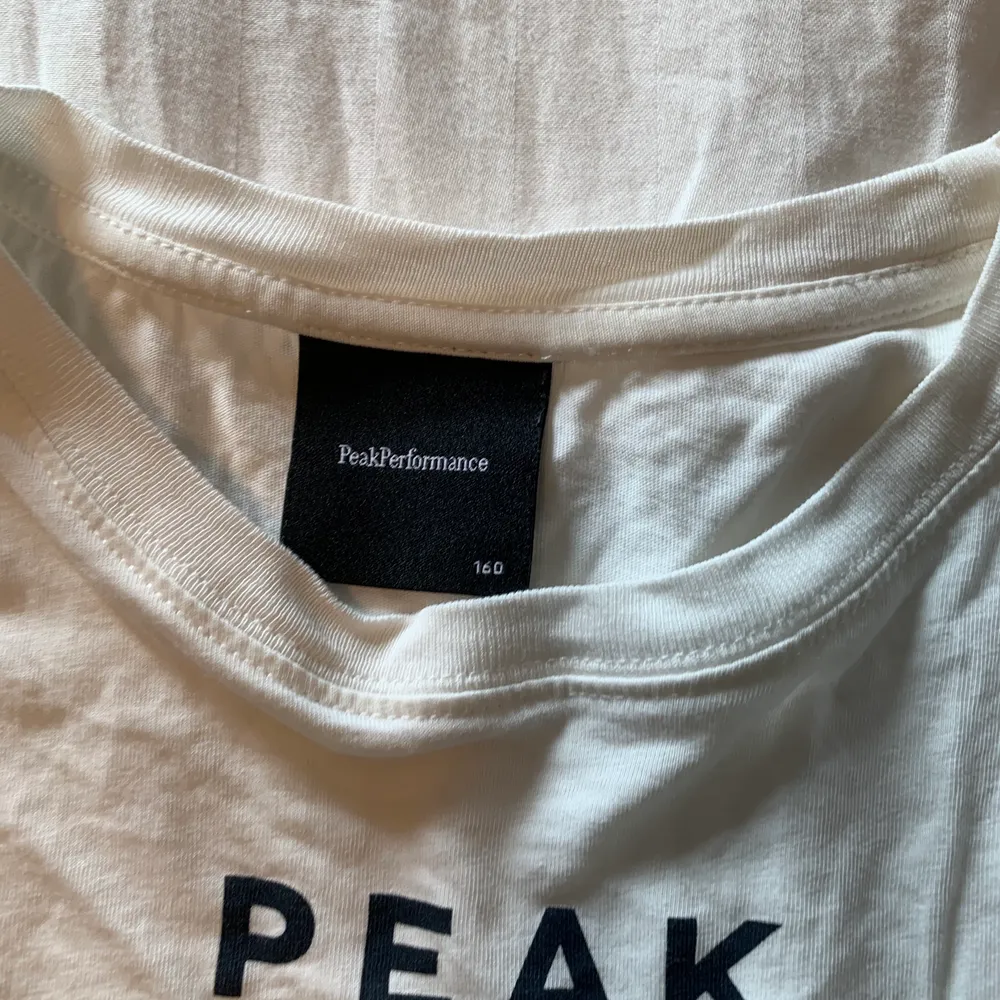 Säljer en vit peak T-shirt st S dam, köpte den för 450 säljer för 100. T-shirts.