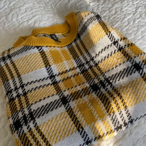 Tröja - Säljer en jätte fin tröja från hm. Jätte fint skick och bara andvänt några gånger. Säljs för 100kr+frakt budgivning i kommentarerna 