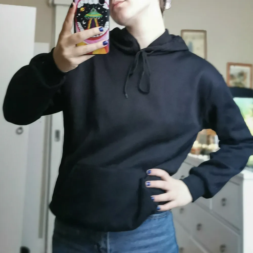 Aldrig använd svart hoodie som är jätte mjuk. Den är i lite sportigt tyg så den andas mycket. . Hoodies.
