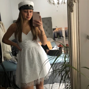 Studentklänning  - Jättesöt klänning från NA-KD. Passar perfekt nu till studenten! Endast provad och prislapparna är kvar 🤍 slutsåld på nakds hemsida