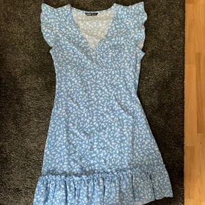 Känning  - En sån fin sommar klänning från SHEIN, väldigt tunt material så väldigt skön till en varm sommar dag. Lite volanger på klänningen och en urinning 