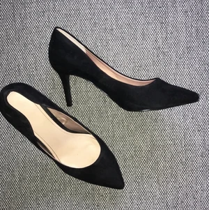 Klackskor - Säljer ett par svarta klackskor använda endast 2 gånger om ens det. För stora för mig. Pris 50kr + 66kr spårbar frakt via PostNord. 