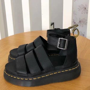 Dr Martens – Clarissa II Quad – Svarta grova sandaler - använda en gång så i princip nyskick. nypris 1700kr. Frakt ingår ej