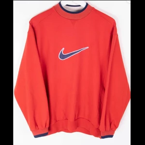 ÄKTA VINTAGE NIKE TRÖJA I RÖD OCH BLÅTT SWOOSH - Äkta Nike sweatshirt, röd i storlek  XL. Oversized på mig som är storlek small. ÄLSKAR denna tröja men jag har för mycket kläder som jag måste göra mig av med. 