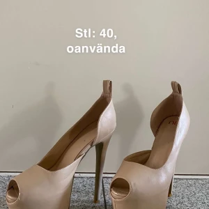 Klackskor  - Klackskor i olika storlekar, oanvända, säljs för 70 kr styck. Vid snabb affär eller fler köp kan det bli billigare. Passa på!