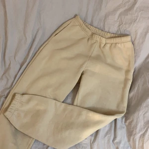 Joggers Storkel S - Helt oanvända joggers jag säljer eftersom att jag har fler som nästan ser likadana ut. Inga fläckar eller märken någonstans. (Köparen står alltid för frakten)