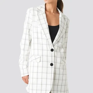 rutig blazer  - Riktigt fin rutig blazer från nakd! helt slutsåld och köpt för 599kr! oversized och ganska lång, storlek 36! är i väldigt bra skick och säljs då den tyvärr inte kommer till användning längre! säljs för 200kr exklusive frakt!  alla plagg tvättas innan det skickas iväg. Fler bilder eller frågor? Tveka inte att skriva! 