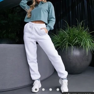 Vita mjukisbyxor - Säljer dessa snygga trendiga mjukis HELT oanvända. Dem är från asos, säljer pga att jag inte hann skicka tillbaka dem. 