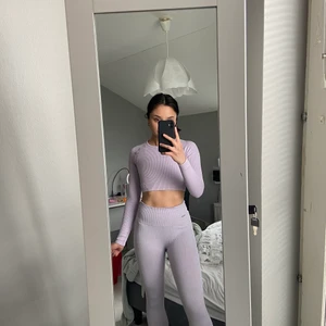 Träningsset från Amin - Ribbat träningsset från Amin som inte kommer till användning och bara är använt fåtal gånger. Stretchigt material och är seemless. Toppen är i storlek XS och tightsen är i storlek S. Toppen är inköpt för 499 kr och tightsen är inköpta för 599 kr. Pris för hela setet är 500 kr