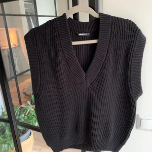 Stickad väst Gina m - Stickad väst från Gina tricot stl m