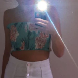 Bandeau topp - Blommig bandeau topp. Storlek M, skulle säga att den passar xs-m. Väldigt strechtig