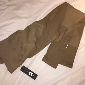 Seamless träningstights - Beiga träningstights, helt oanvända lappen finns fortfarande kvar. Strl xl men är snarare en L elr M Köpare står för frakt🌸