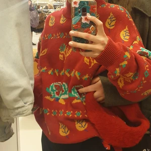 Stickad långtröja - Syns inte riktigt på bilden men är en längre stickad tröja med blommor på. Förmodligen en äldre tröja men i väldigt bra skicka inga fläckar eller hål. Skicka dm om du vill se fler bilder:) skulle säga att den kan funka upp till L❤