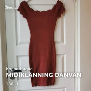 Klänning  - Oanvänd midiklänning i koppar färg, med öppna axlar. Storlek XS men passar även S, stretchigt tyg. Ribbat tyg. Köpt för 295 kr (ord 495kr). Säljes för 180kr