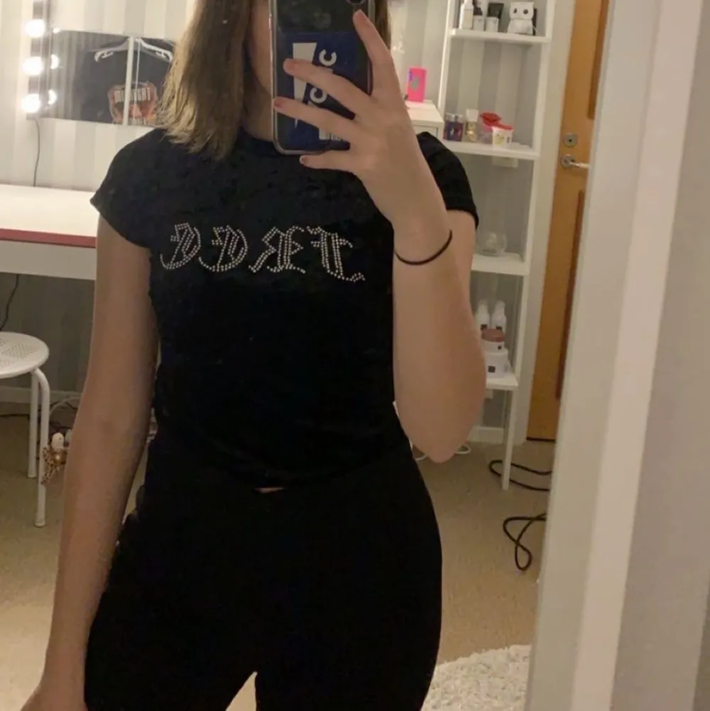 Super fin t-shirt med sammet tyg på utsidan och vanligt inuti. Är som ny🥰 Frakt tillkommer . T-paidat.