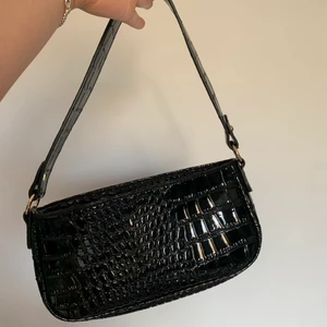 Söt väska - Fin väska , aldrig använd då de inte är min stil. Fler bilder kan skickas vid förfrågan. 