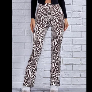 Zebrabyxor  - Skitsnygga zebrabyxor. Säljer pga kommer inte till användning och liiiite korta för mig💖