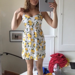 En somrig sommarklänning i stl 32. - Detta är då en vädligt sommrig och bekväm klänning med tryck av citroner. Denna har inte används så mycket❤️🥰