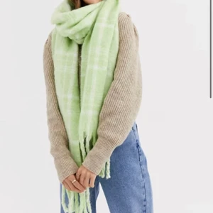 Scarf/halsduk  - Säljer en halsduk från Asos. Slutsåld och aldrig använd. Köpt för 245 kr. Frakt tillkommer