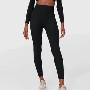 Ribbade träningstights! - Super fina tränings tights från stradivarius! Endast använda ca 3 gånger. Skriv för fler bilder 💗💗