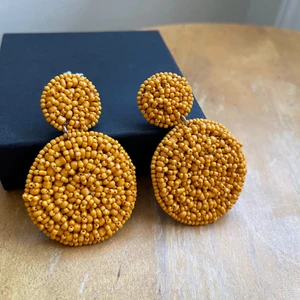 Örhängen  - Ett par jättefina örhängen som kommer vara jättefina till sommaren!!💛 frakten ingår i priset, för mer information skriv privat💛💛