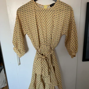 Klänning - Sommarklänning från PrettyLittleThing i storlek XS-S. Fin nu till sommaren med ett fint skick då den bara är använd vid endast ett tillfälle (den gången på andra bilden). Buda i kommentarerna🧚🏼‍♀️