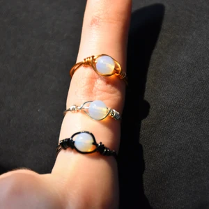 Ring opalite - Ringar i guldig, svart och silvrig nickelfri metall med en äkta opalite pärla! 