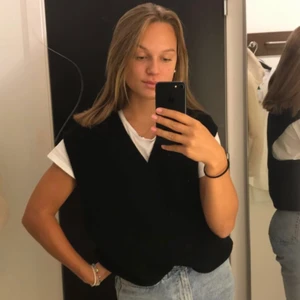 Svart väst - Säljer min svarta snygga stickade väst då den inte kommer till användning längre💞 Är en xs men passar xs-m🥰 Kolla gärna in mina andra annonser
