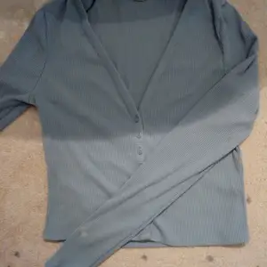 En blåa tröja från h&m som jag köpte för 200 kr storlek S. Tyvärr så råka jag spilla lite klor på tröjan så den har tre små ljusrosa fläckar på ryggen längst uppe vid axeln de är därför jag vill sälja den,annars är den i bra skick
