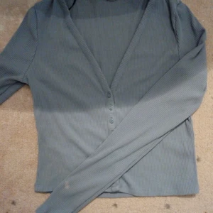 Blåa tröja - En blåa tröja från h&m som jag köpte för 200 kr storlek S. Tyvärr så råka jag spilla lite klor på tröjan så den har tre små ljusrosa fläckar på ryggen längst uppe vid axeln de är därför jag vill sälja den,annars är den i bra skick